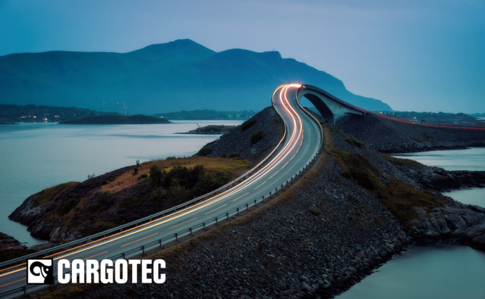 Cargotec标志上的景观与道路和山脉